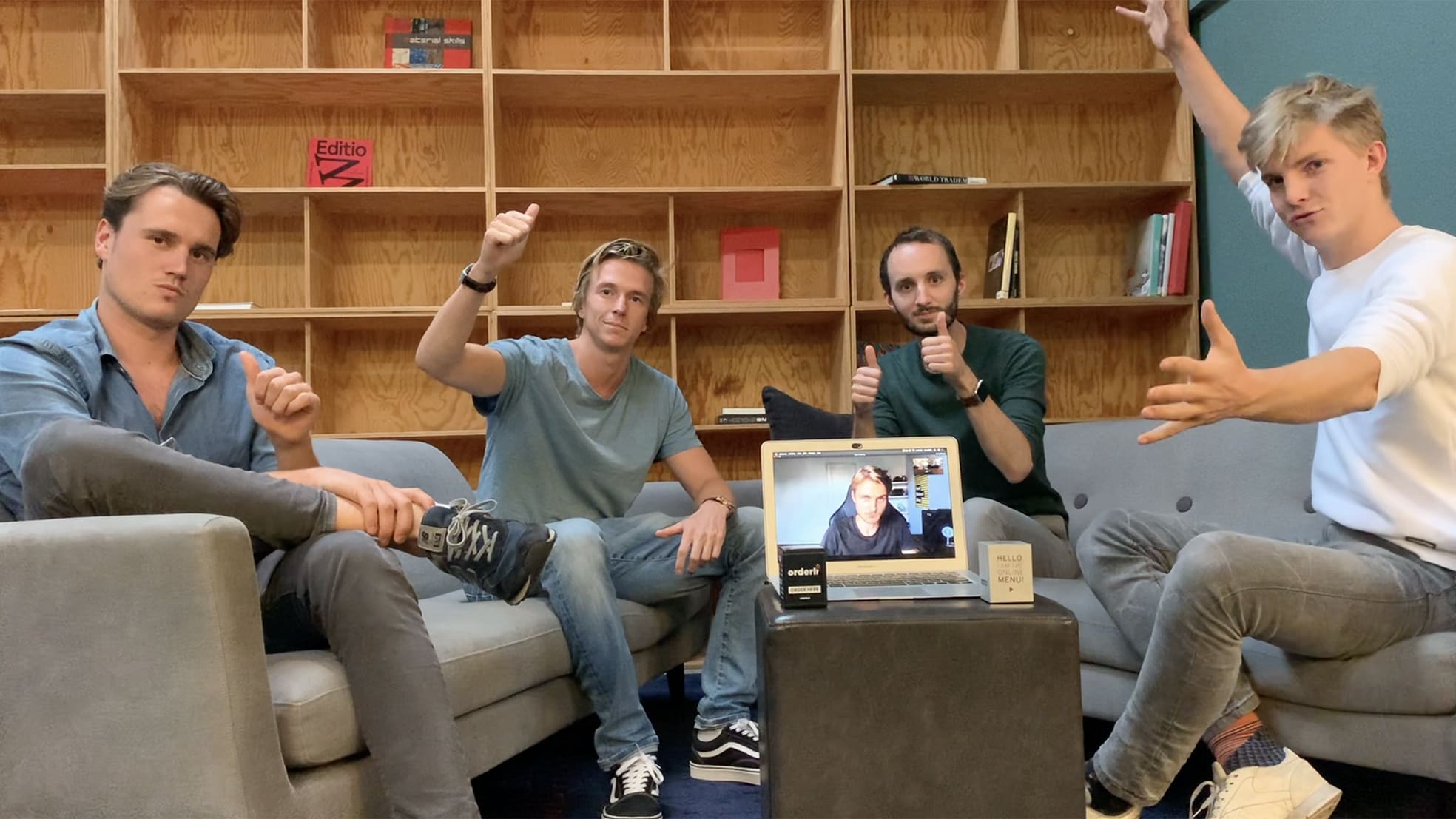 Van links naar rechts: Dex Holman, Floris Visser, Dorus van den Oord, Maurits Franken en op de laptop Sven van der Zee.