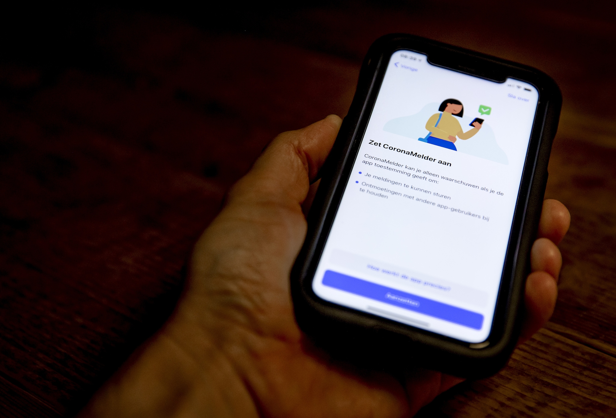 De app CoronaMelder geeft een melding wanneer gebruikers minstens vijftien minuten dicht in de buurt zijn geweest van een met corona besmet persoon. Foto: ANP