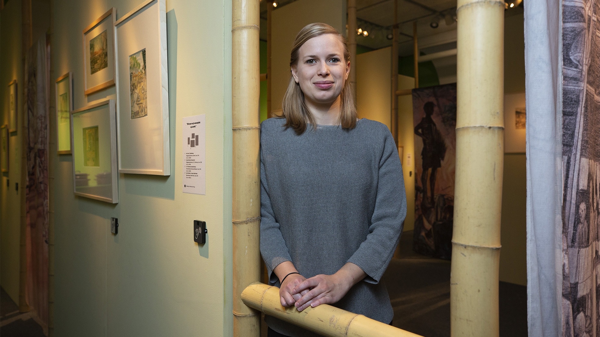 Ruimtelijk ontwerper Iris Erkelens bij een expositie in het Haagse Museon, die ze mede heeft ingericht. Foto: Henriette Guest