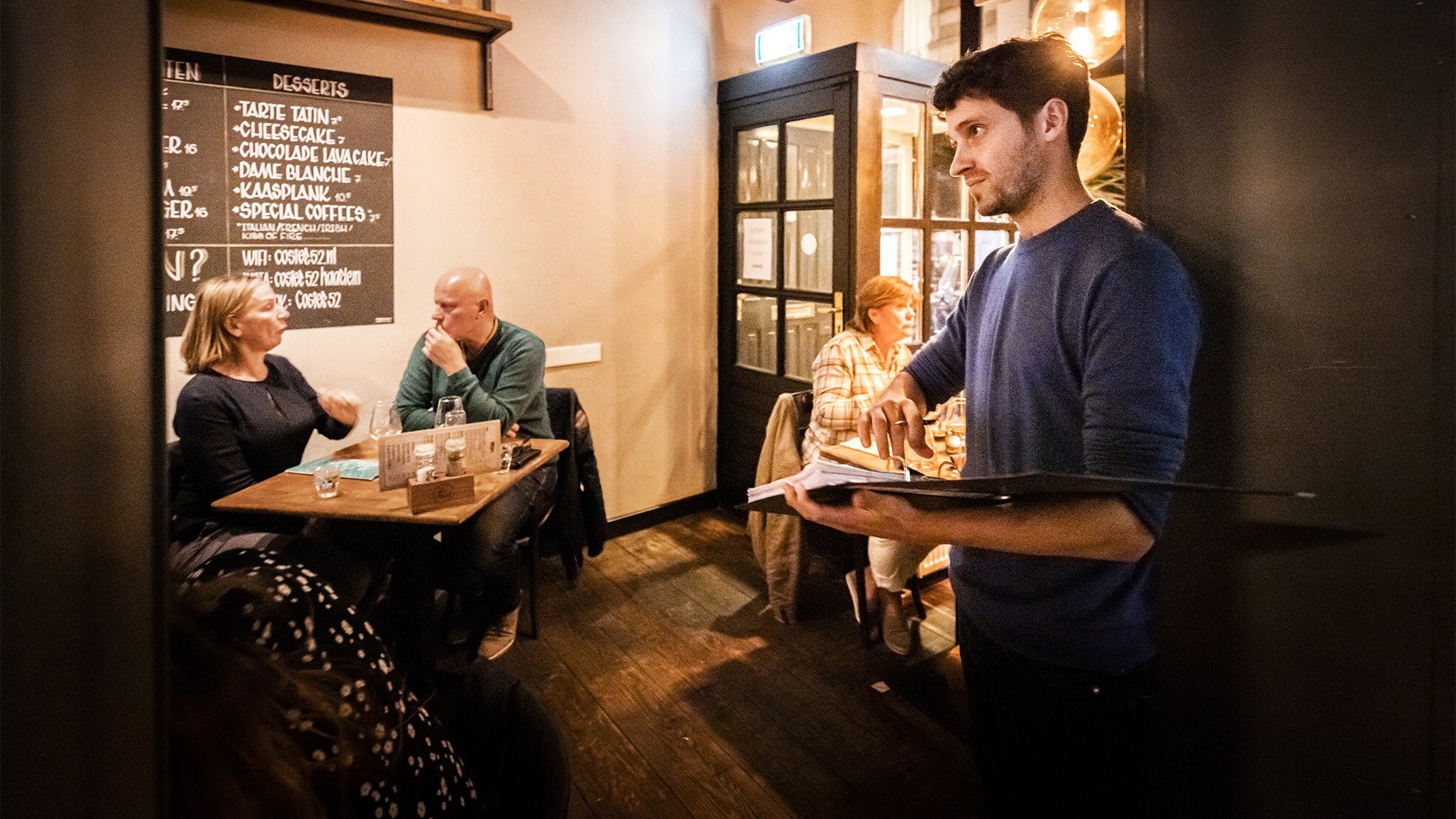 Een horecaondernemer aan het werk in een Haarlems restaurant. Foto: ANP