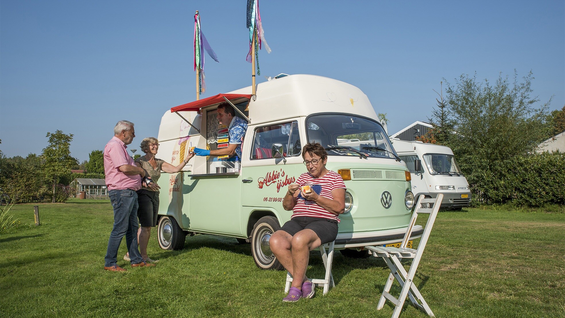 Bij gebrek aan bedrijfsfeesten en grote evenementen trok Abbie's IJsbus naar campings en dorpen. Foto's: Moreno Molenaar