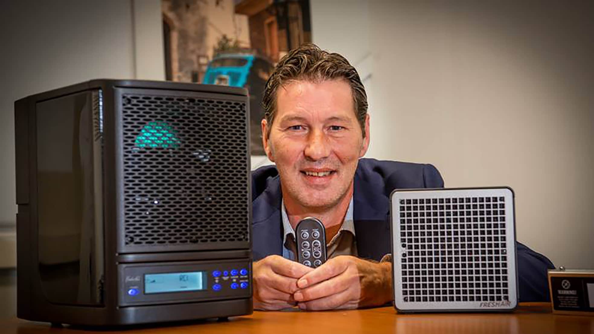 Onderneer Marc Lenselink met het appraat dat door middel van uv-licht corona zou doden.