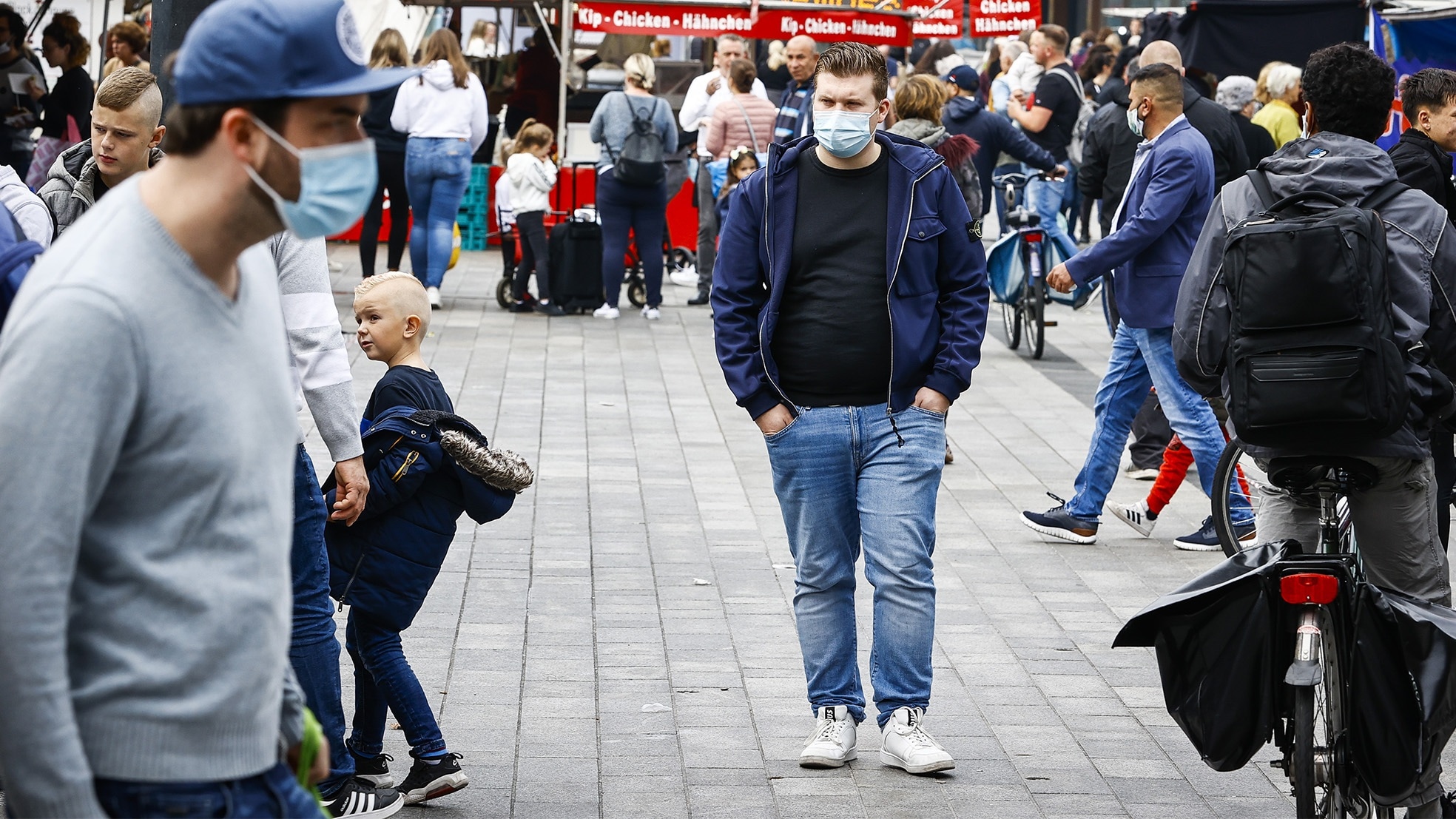 Winkelend (of juist niet) publiek op de markt van Enschede. Foto: ANP