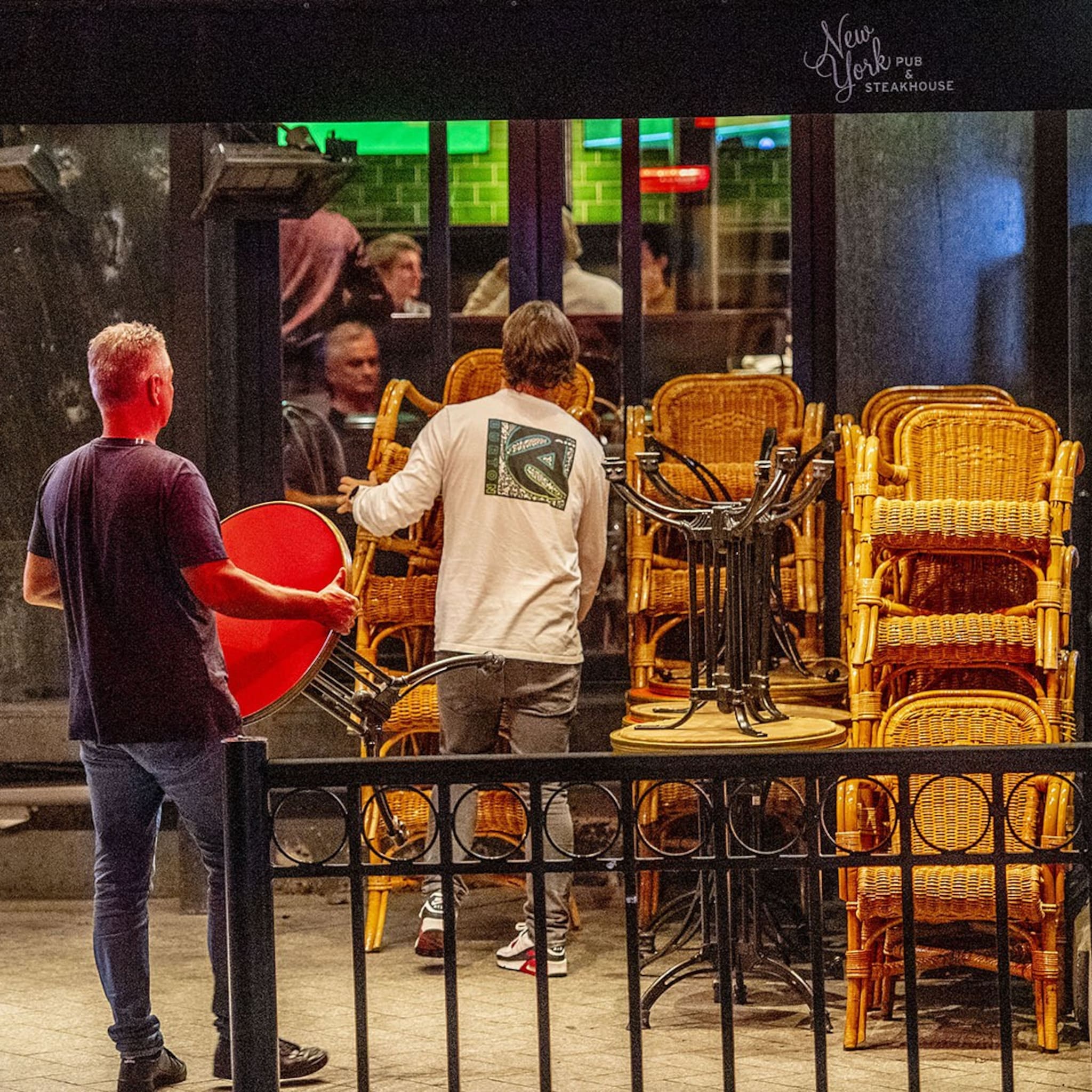 lange rijen bij nachtwinkels horeca wil dat coronamaatregelen terug worden gedraaid
