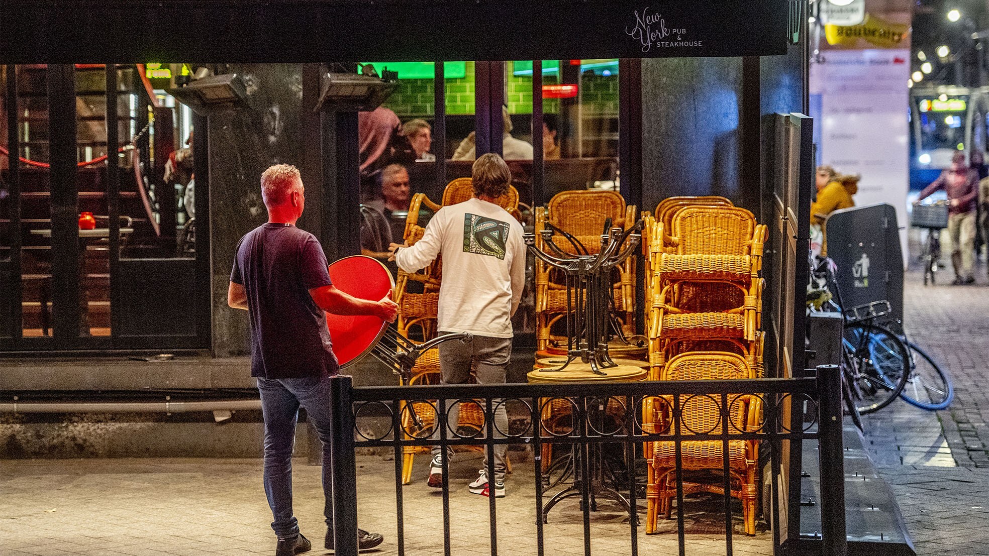 Een kroeg in Amsterdam sluit om 22.00 uur de deuren vanwege de strenge coronamaatregelen. Foto: ANP