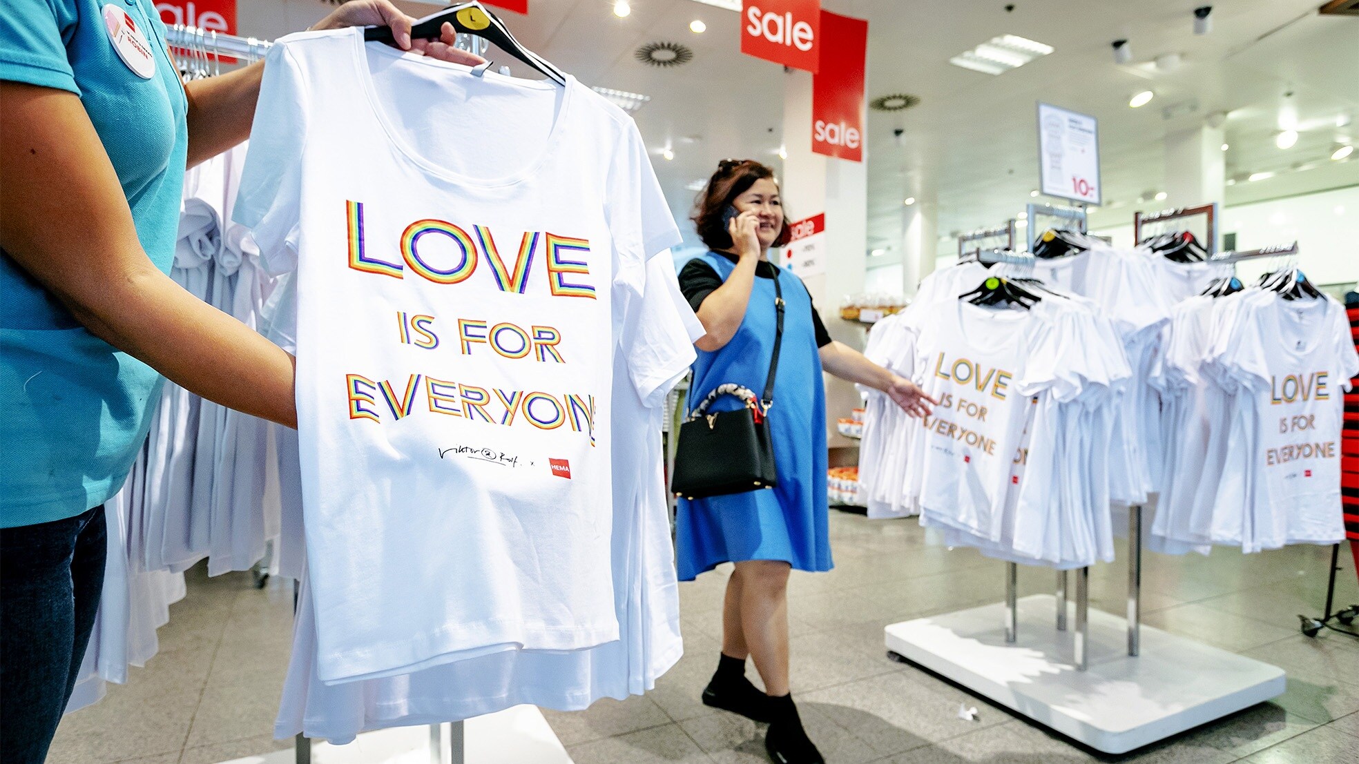 Pride-T-shirts van Viktor&amp;Rolf, vorig jaar bij de HEMA. Foto: ANP