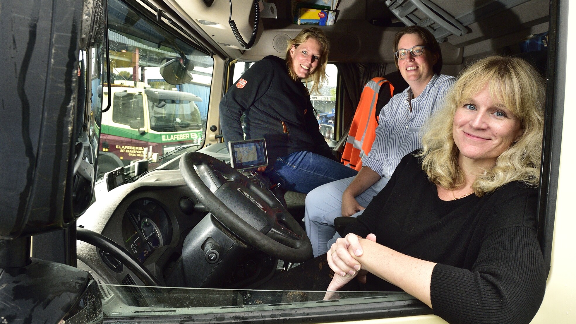 Van links naar rechts Martine, Iris en Barbara van transportbedrijf Lafeber. Foto: Pim Mul