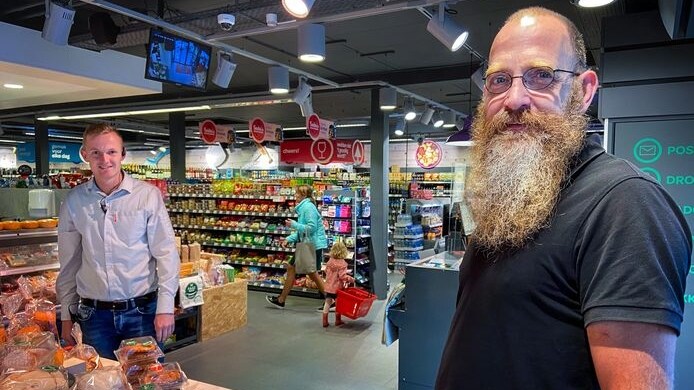 Spar-filiaalhouder Dirk Willemstein (links) en Arie van de Graaf in de supermarkt in Streefkerk.