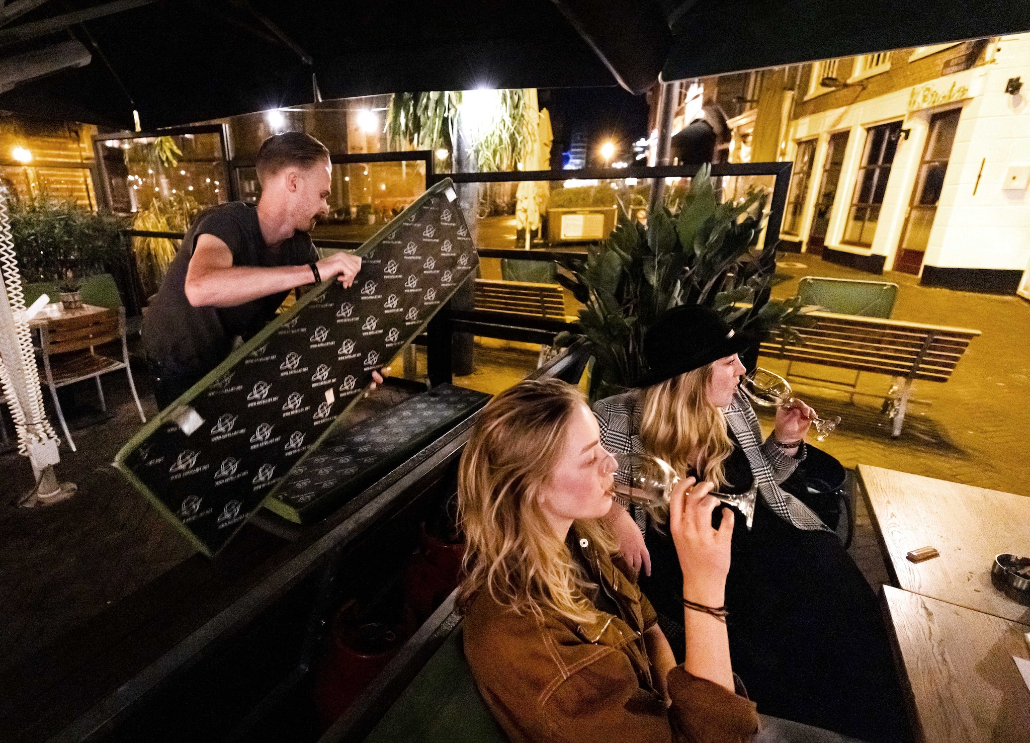Bijna 22.00 uur. Opruimen, klanten moeten vertrekken, terras moet leeg. Foto: ANP.