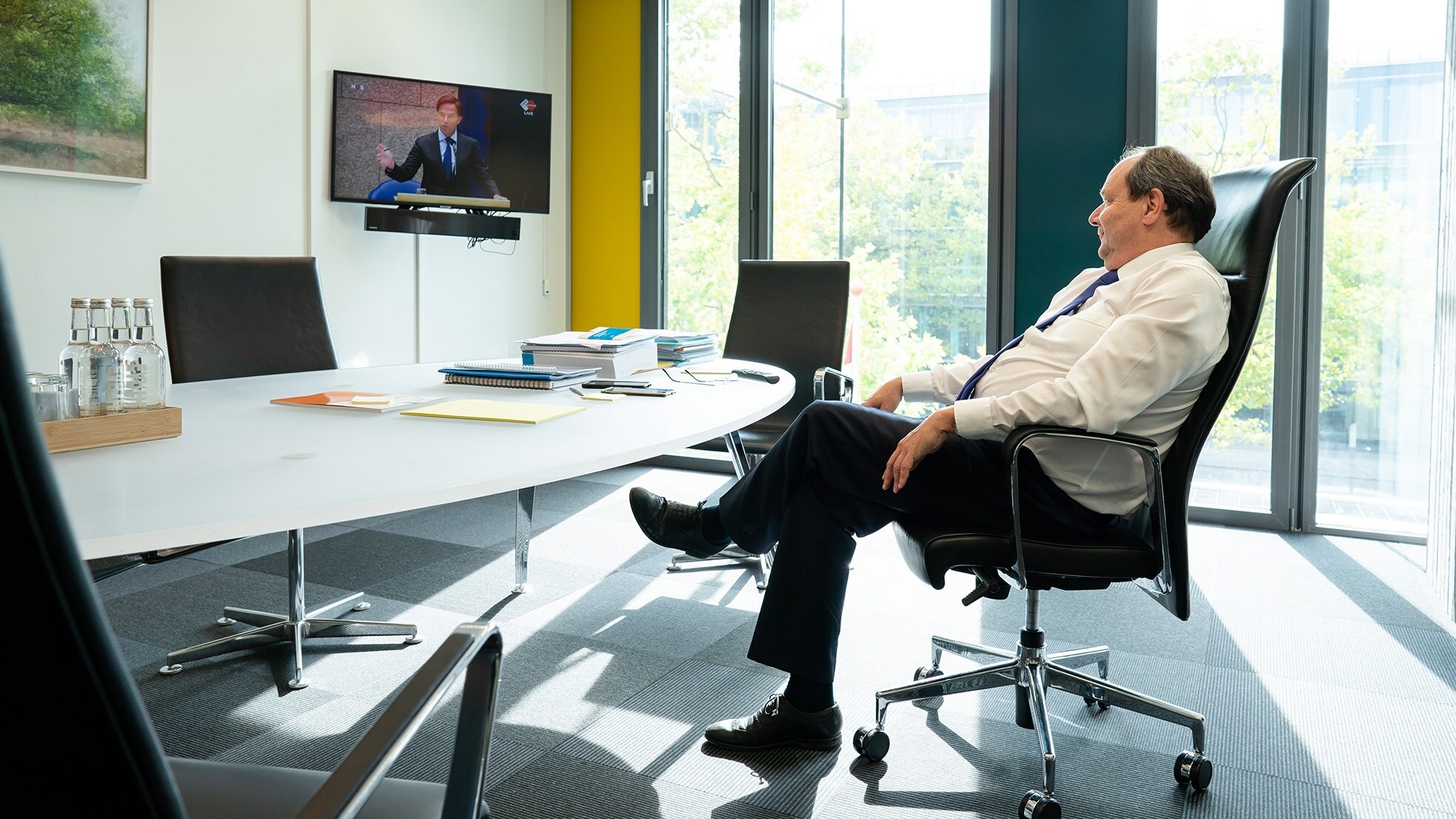 Staatssecretaris Hans Vijlbrief van Financiën volgt de Algemene Beschouwingen vanuit zijn werkkamer. Foto: ANP