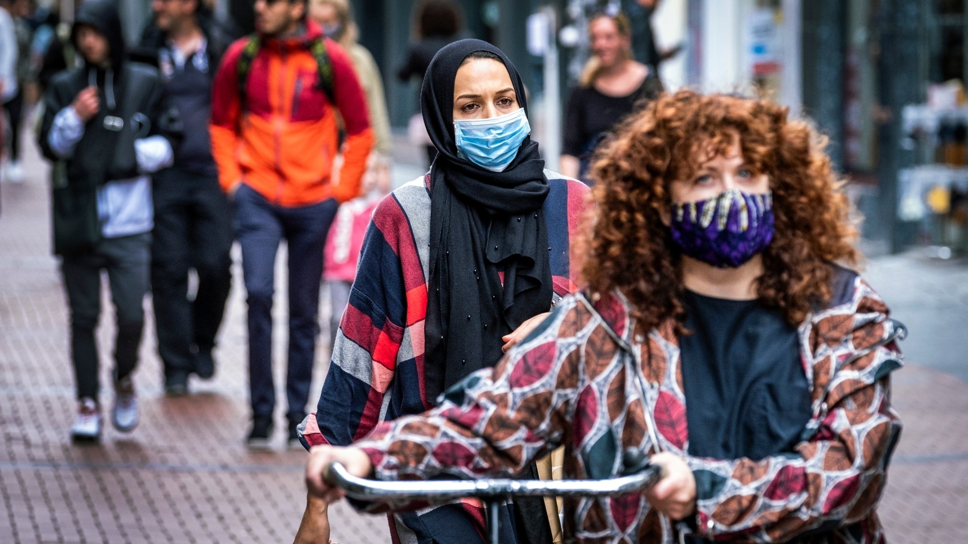 Mondkapjes in het straatbeeld. Ook hier in de Amsterdamse Kalverstraat.