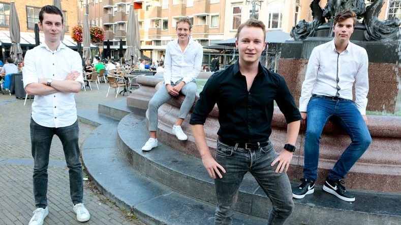 De vier jonge ondernemers achter Verrasdag.nl: Matthijs, Nevin, Hidde en Jasper (v.l.n.r.).