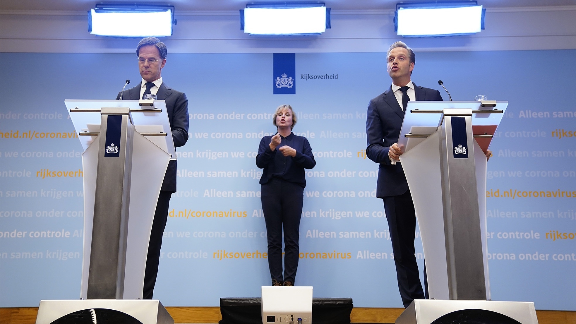 Premier Mark Rutte en minister Hugo de Jonge (Volksgezondheid, Welzijn en Sport) tijdens de persconferentie over de huidige stand van zaken omtrent het coronavirus. Foto: ANP