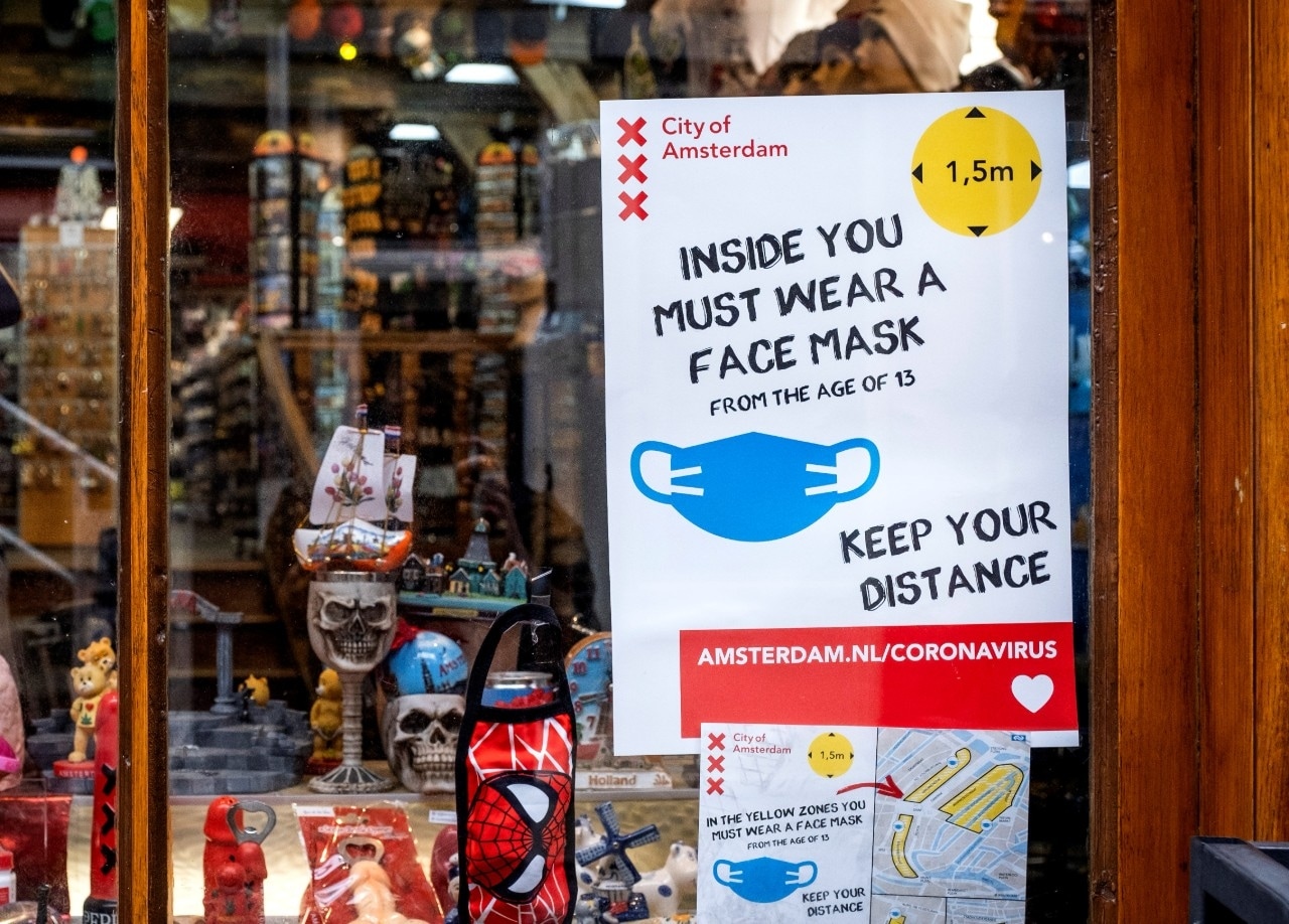 Zo maken een aantal winkeliers in Amsterdam duidelijk wat ze van hun klanten verwachten. 'Draag als winkelpersoneel ook zelf mondkapjes', stelt consumentenpsycholoog Patrick Wessels. Foto: ANP.