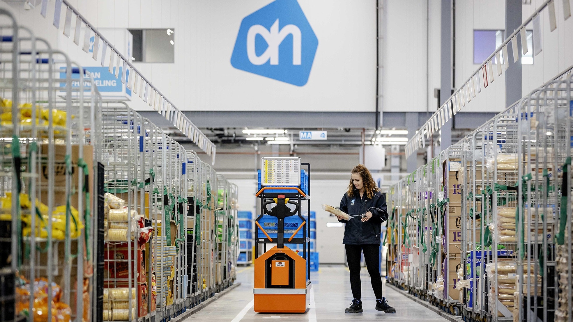 Een medewerker is bezig met verzamelen van boodschappen in het nieuwe Home Shop Center (HSC) in Bleiswijk. Foto: ANP