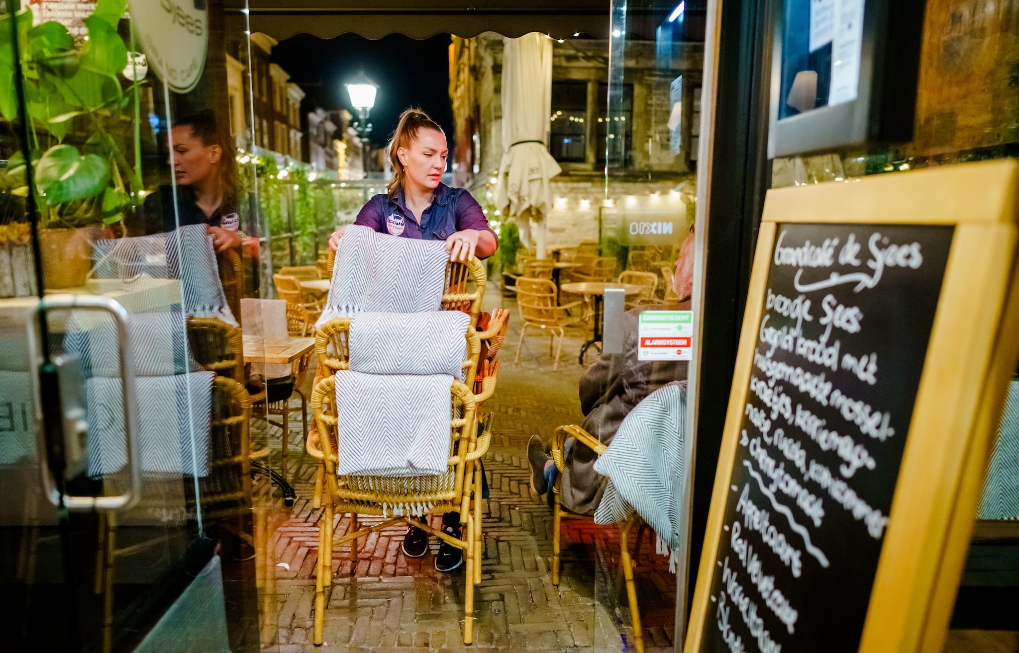 Het terras wordt opgeruimd bij Grandcafe de Sjees in Delft. Foto ter illustratie: ANP.