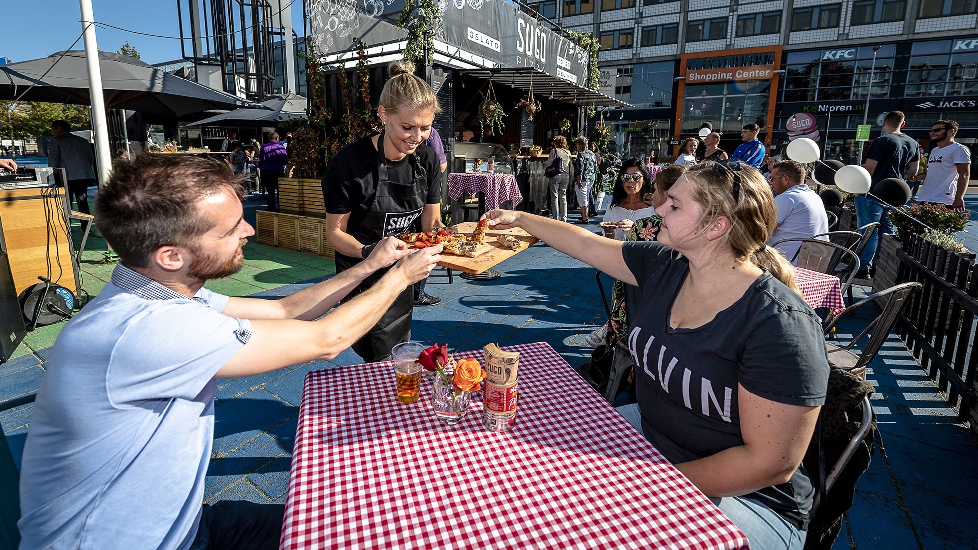 De vierkante, gesneden pizza's van SUGO. Foto: SUGO