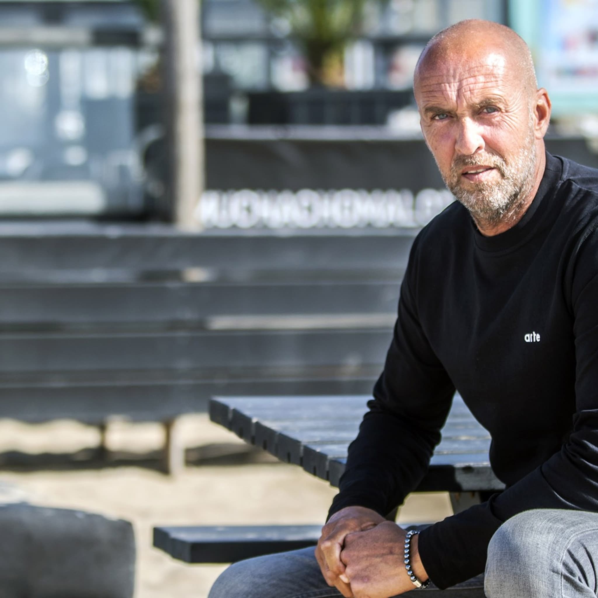 eigenaar strandpaviljoen gooit zijn zaak vanwege corona op slot ik trek het niet meer