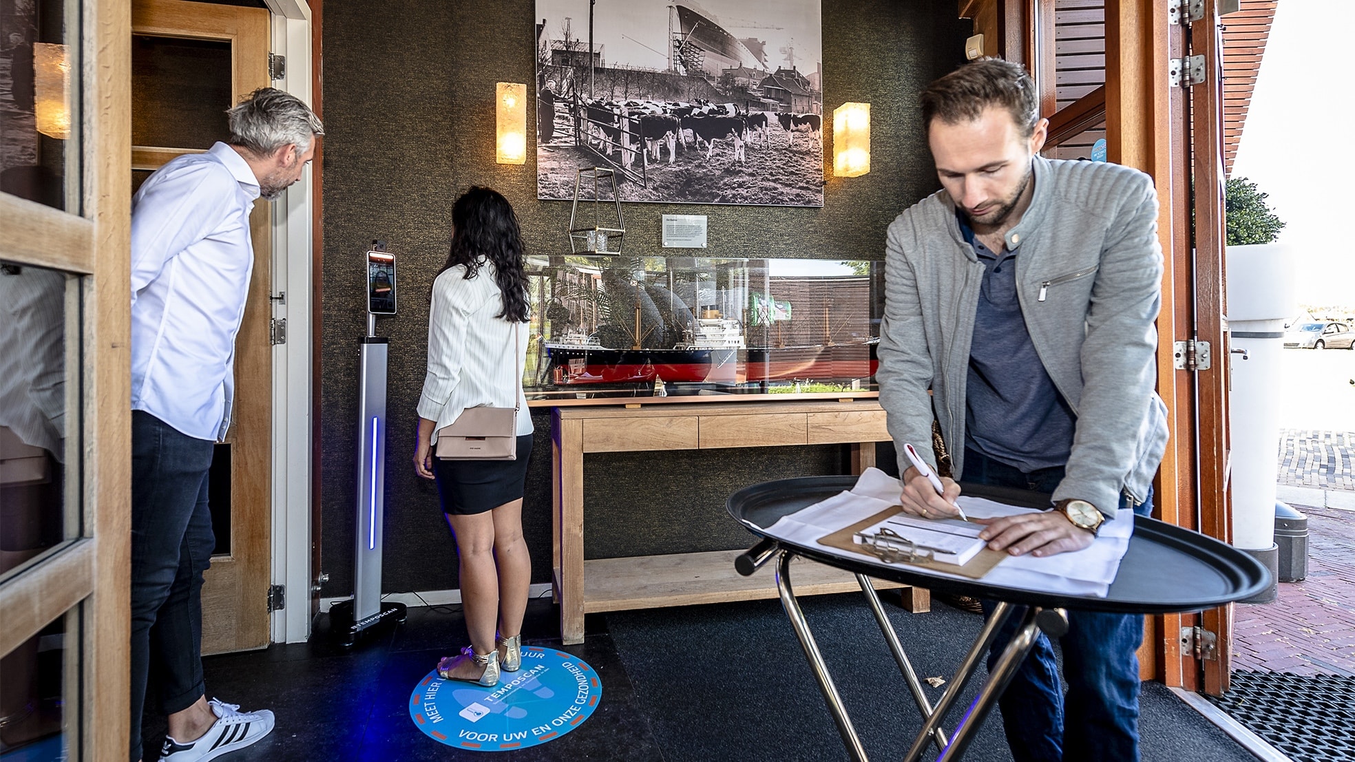 Gasten lunchen bij restaurant Fuiks. Daar staat sinds deze week een temperatuurscanner. Foto: Jan Kok