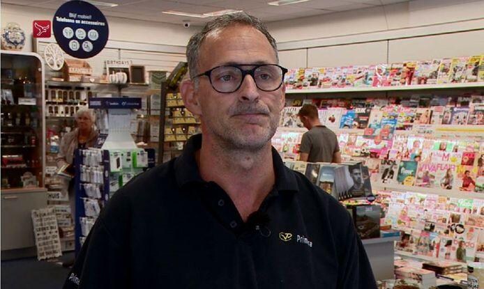 Ronald Riecker in zijn Primera-zaak in winkelcentrum 't Lelycentre in Lelystad. Foto: Videostill Omroep Flevoland