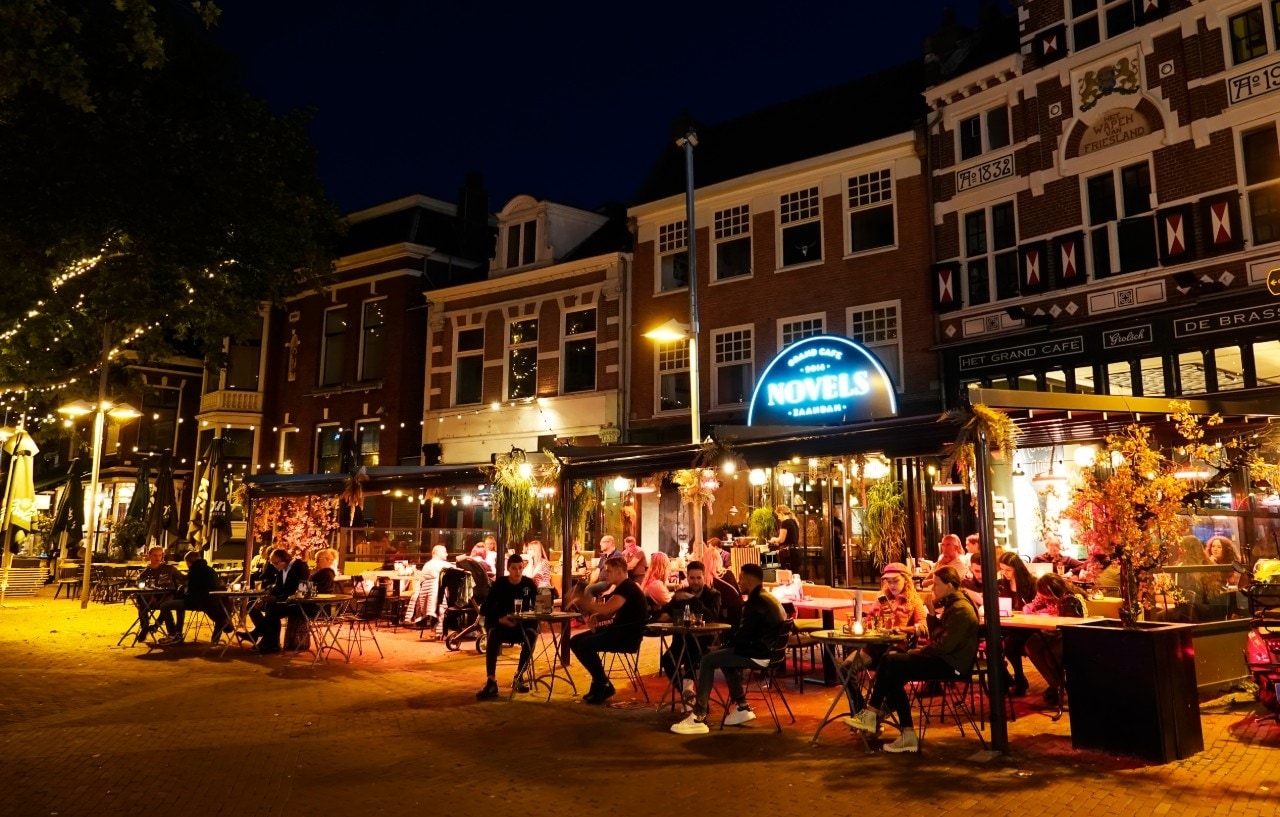 Horeca op de Dam in Zaandam. Ook zij zullen om 01.00 uur moeten gaan sluiten. Foto: ANP.
