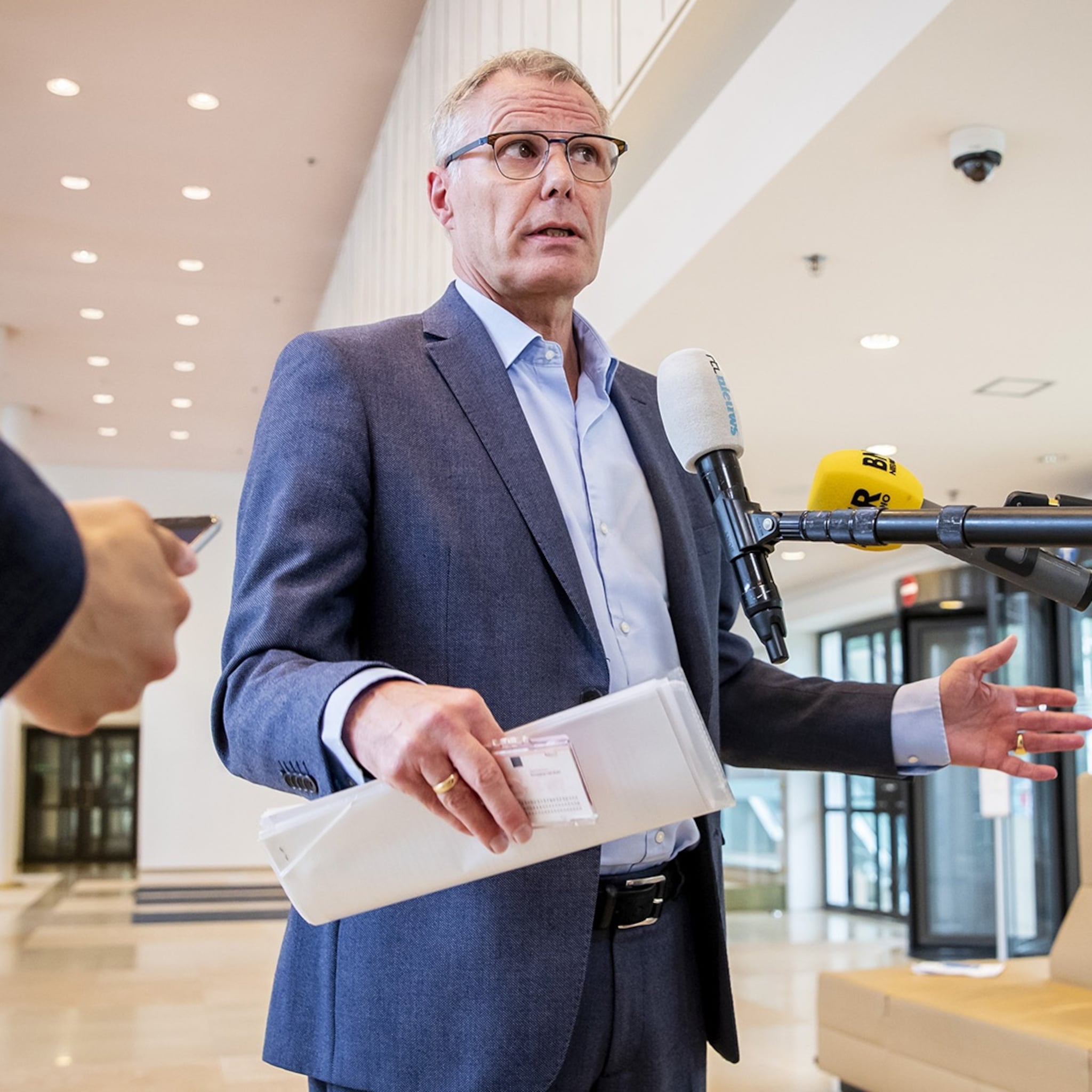 man van pensioenakkoord fnv voorzitter han busker neemt afscheid