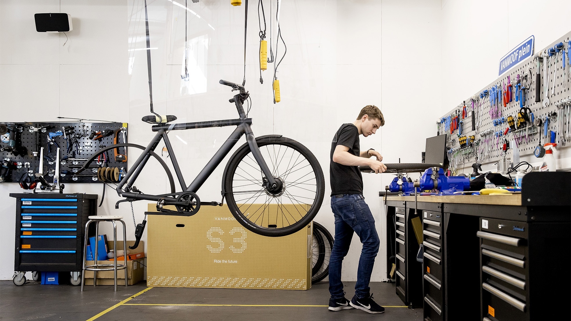 'Bike doctor' in de VanMoof-werkplaats. Foto: Koen van Weel/ANP