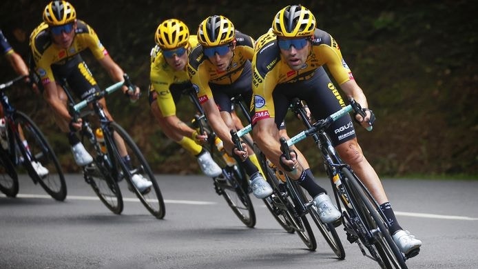 Team Jumbo-Visma, hier met de Nederlandse renner Tom Dumoulin voorop. Foto: Cor Vos
