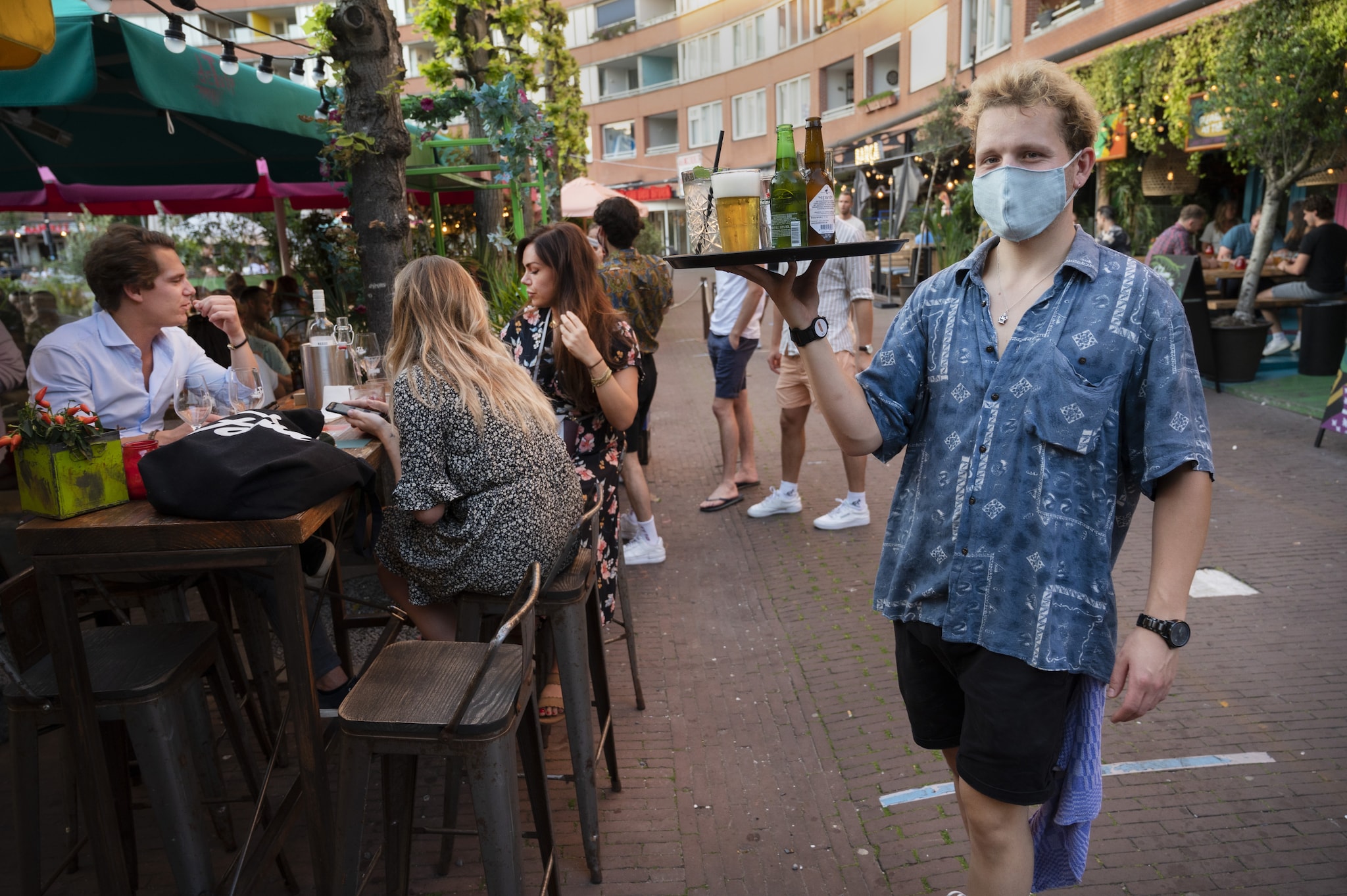Jongeren op het terras van restaurant Tulp in Amsterdam. Foto ter illustratie: ANP.
