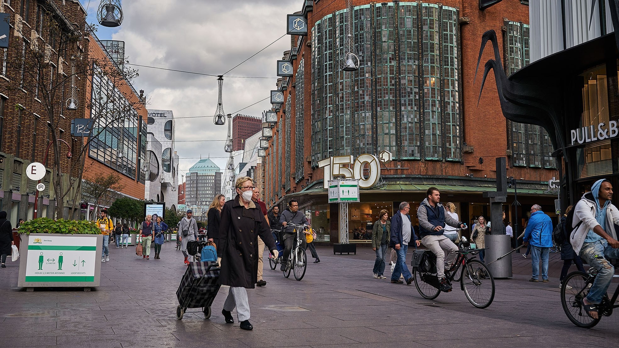 Winkelen in hartje Den Haag in coronatijd. Foto: ANP
