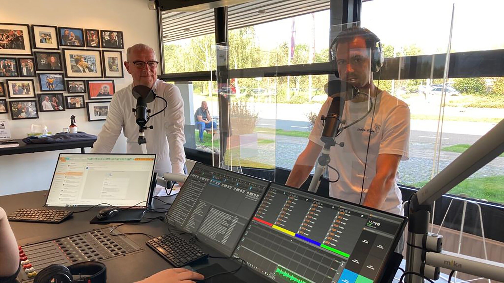 Jan Meerman, directeur van INretail (links), en consumentenpsycholoog Patrick Wessels in de studio.