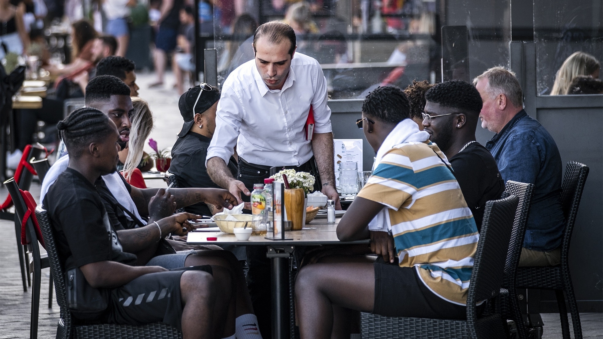 De horeca is een van de zwaarst getroffen sectoren en het aantal gewerkte uren nam sterk af. Foto: ANP