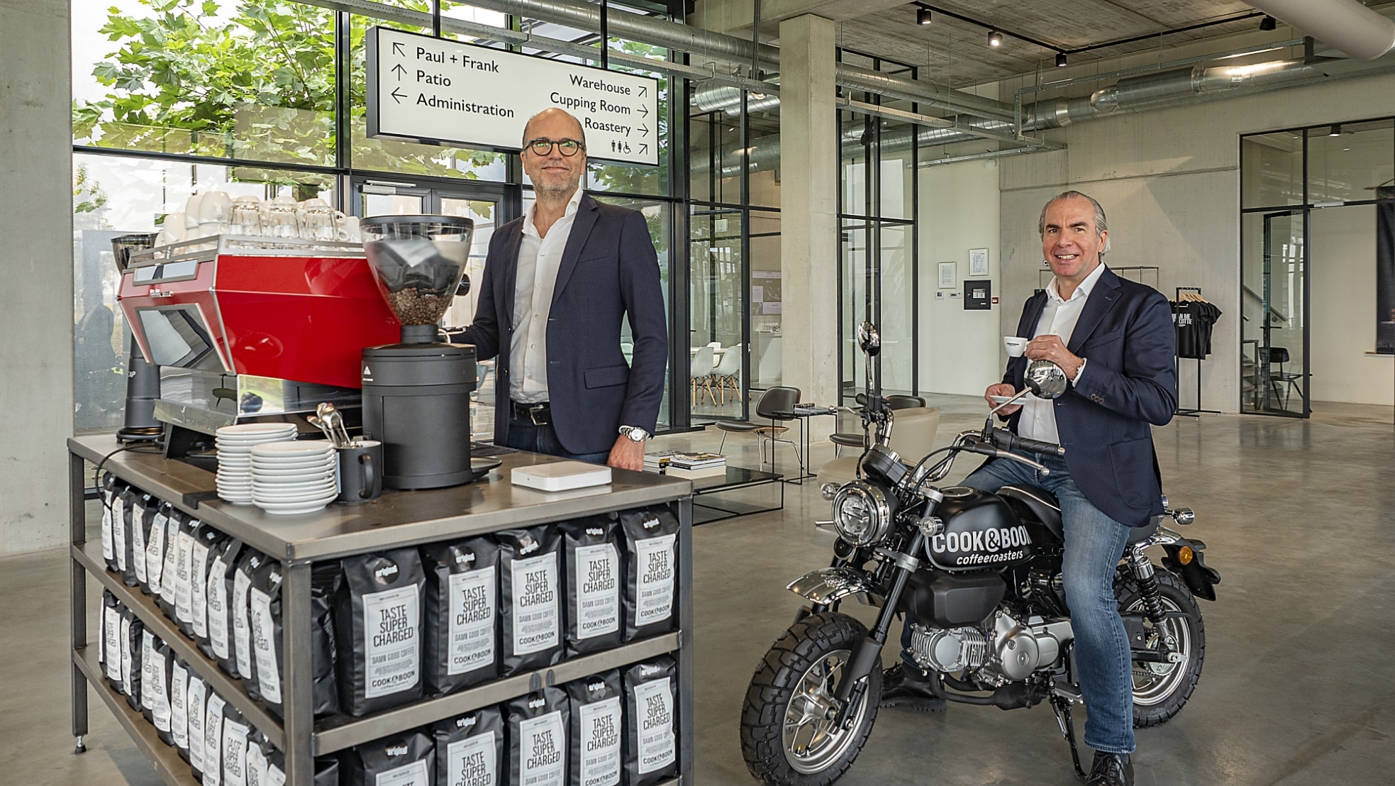Paul (links) en Frank Merkus in hun koffiebranderij. Foto Mark Litjens