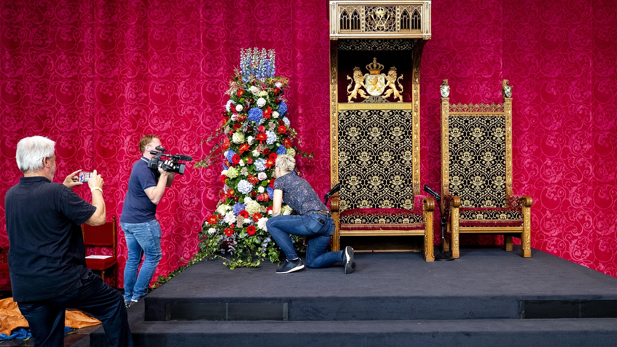 De laatste voorbereidingen worden getroffen in de Grote Kerk, in aanloop naar Prinsjesdag. Foto: ANP