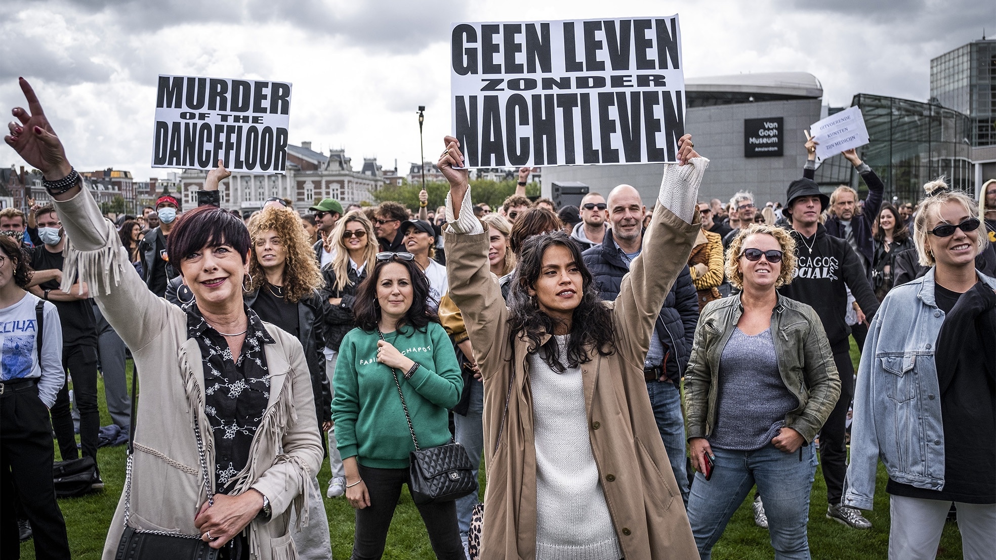 Medewerkers van Amsterdamse nachtclubs voerden recent actie op het Museumplein tijdens de manifestatie De Nacht Wacht. Hiermee wilden zij aandacht vragen voor het noodweer waarin de sector verkeert. Foto: ANP
