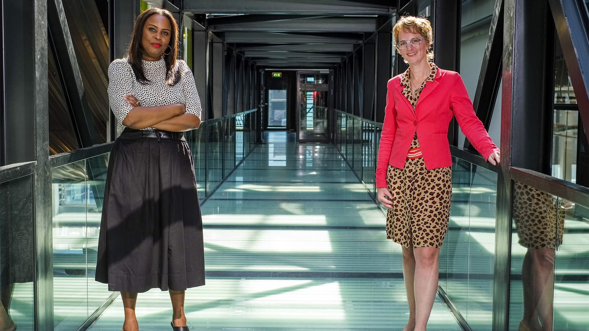 Nancy Poleon (links) en Jikkie Has helpen vrouwen meer zelfvertrouwen op te doen. Foto: Marlies Wessels