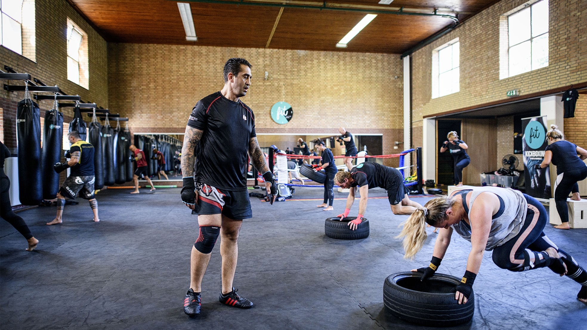 Ex-kickbokser Mutlu Karabulut geeft in zijn sportschool in Hengelo les. Foto's: Emiel Muijderman