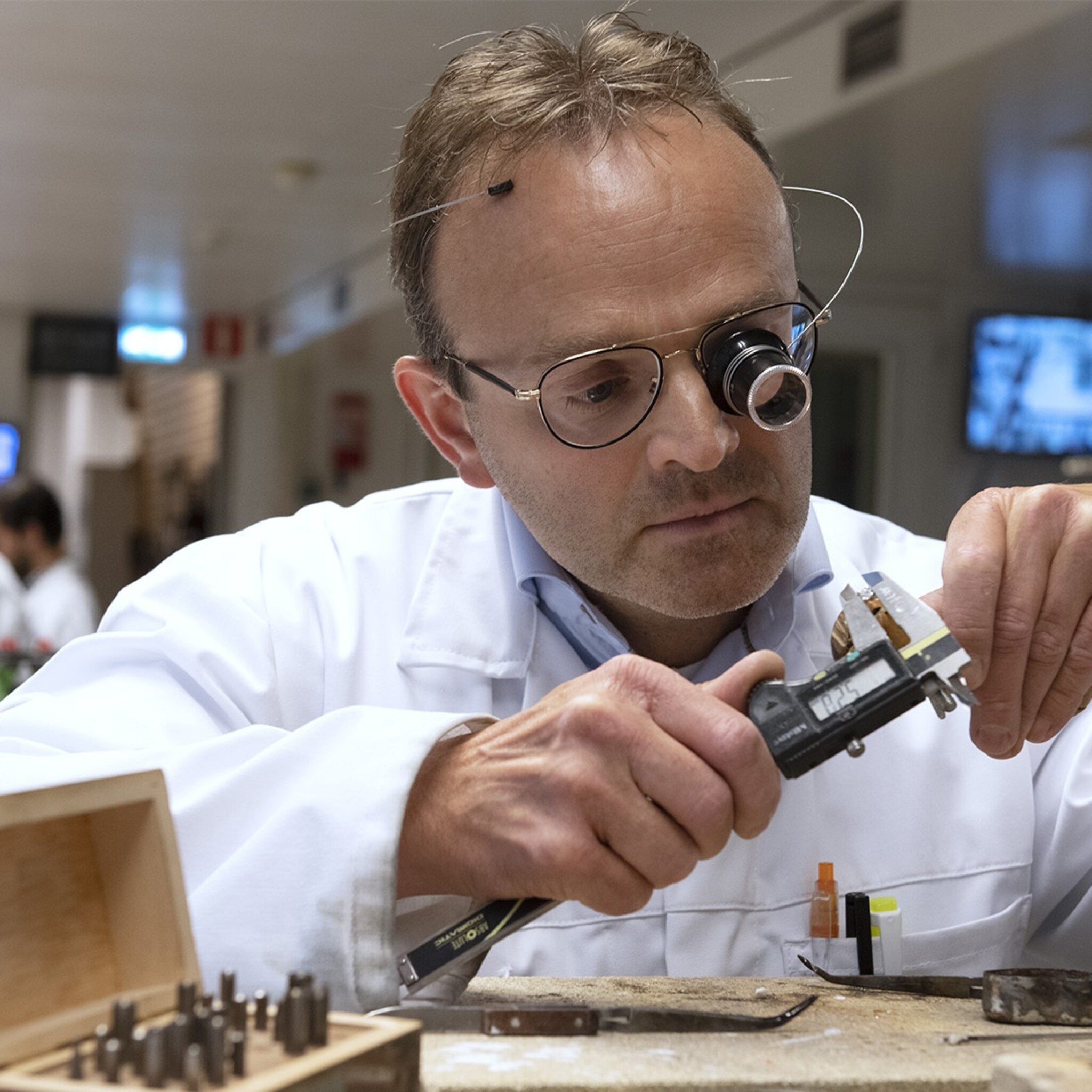 laatste der mohikanen ook stokoude horlogerie geeft zich over aan social media