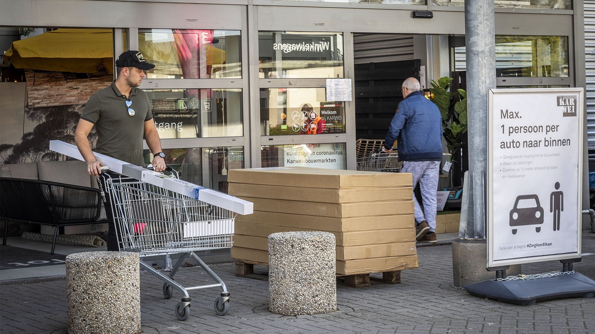 Topdrukte bij de Karwei in Helmond. Foto: Sem Wijnhoven/DCI Media