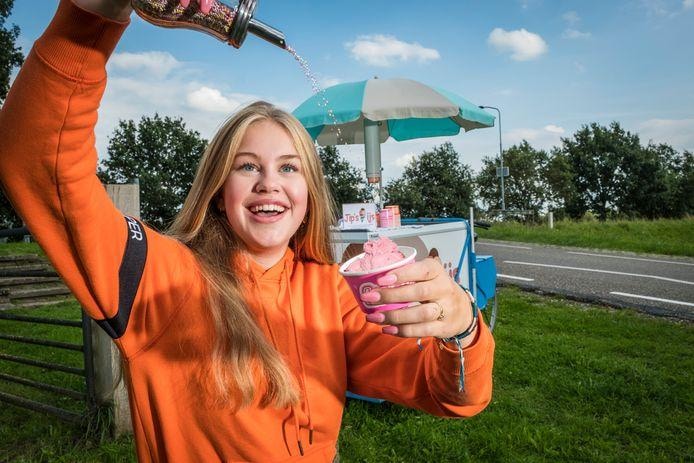 Foto boven: Jipke Hazenberg. Onder: Jipke en haar moeder, met wie ze de ijsjeshandel bedacht. Foto: Henri van der Beek