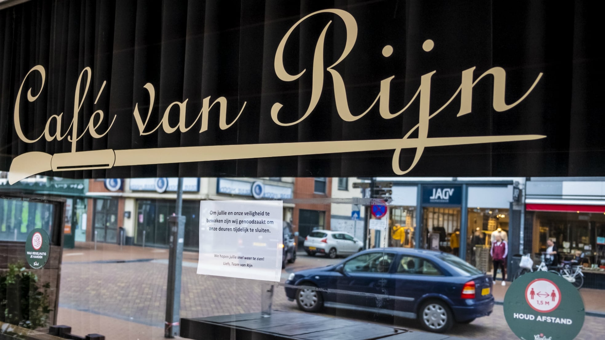 Onder bezoekers van studentencafé Van Rijn in Nijmegen zijn tot nu toe 51 personen gevonden die besmet zijn met het corona-virus. Nog eens 230 voornamelijk jonge mensen zitten in thuisquarantaine, omdat ze mogelijk een besmetting hebben opgelopen. Foto ANP / Marcel Krijgsman