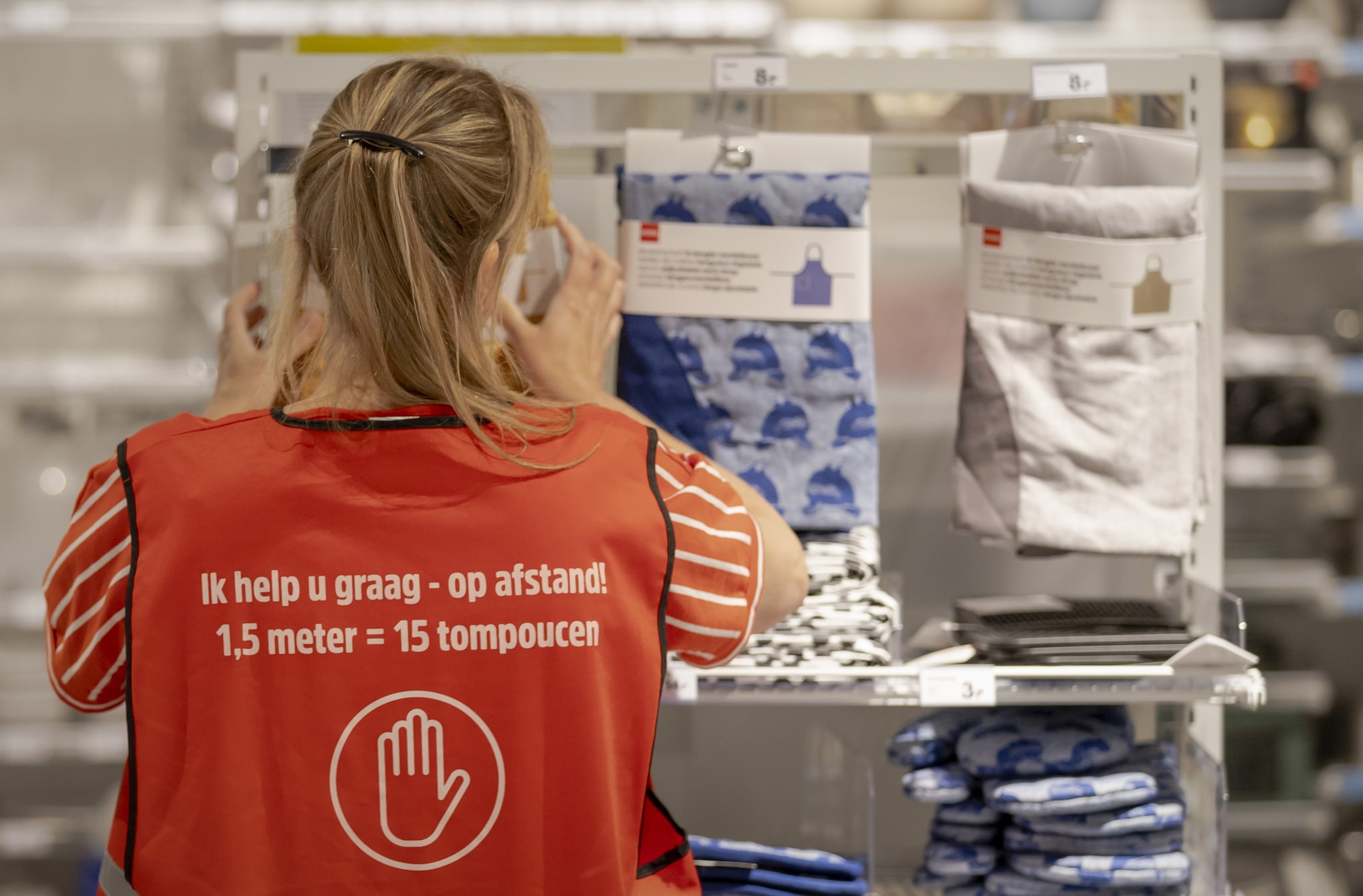Een voorbeeld van goede, ludieke communicatie over coronaregels: een hesje met 15 tompoucen in plaats van 1,5 meter bij de HEMA. Foto: ANP