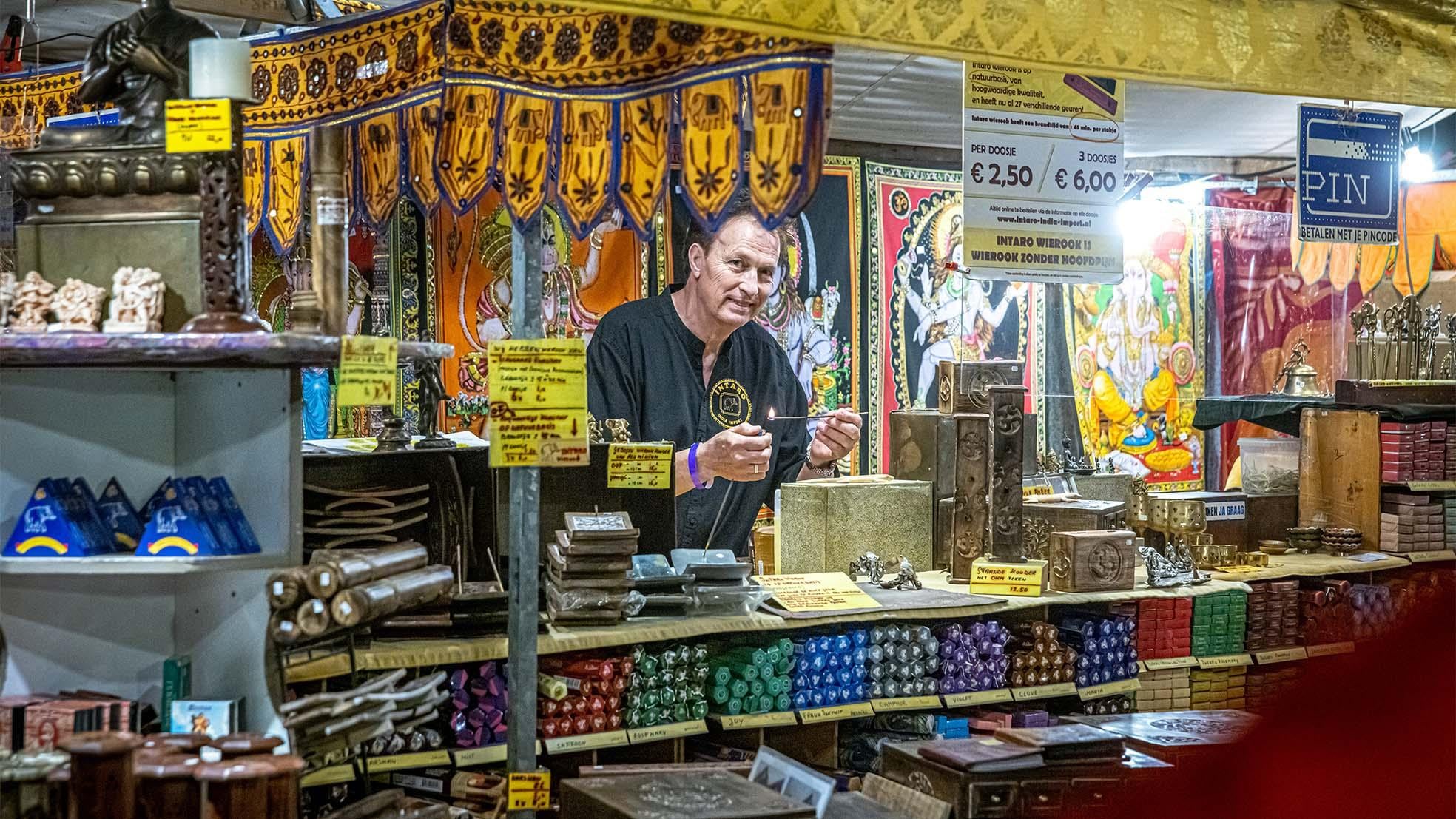 Alex Belle is blij dat de Pasar Malams langzaamaan weer beginnen. ,,De maatregelen doen wel iets met de sfeer, maar ik ben allang blij dat we weer mogen.'' Foto: Frans Paalman