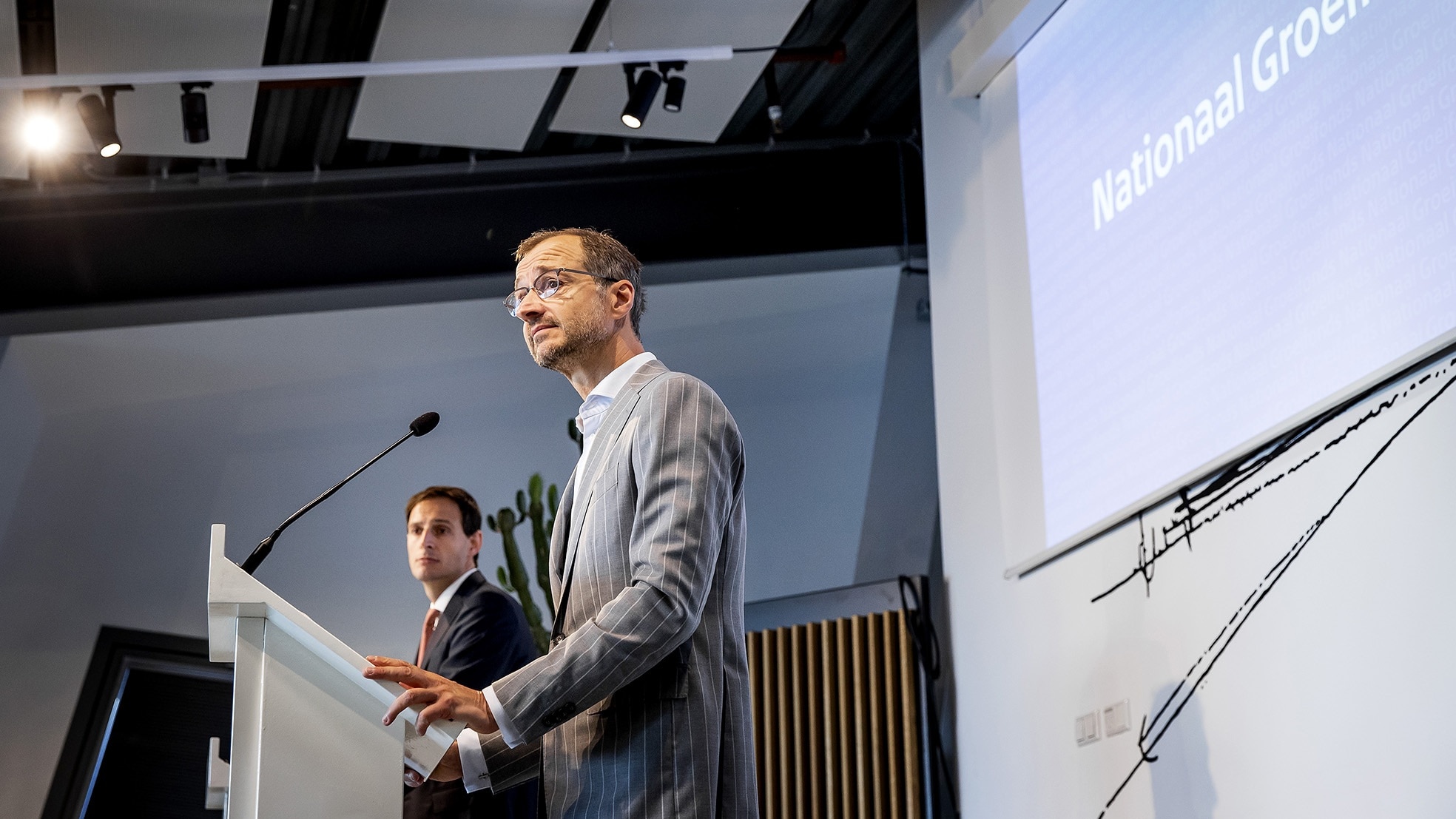 Ministers Hoekstra (Financiën) en Wiebes (Economische Zaken) tijdens de presentatie van het fonds waarmee het kabinet onder meer geld in vergroening, infrastructuur en onderzoek wil steken. Foto: ANP