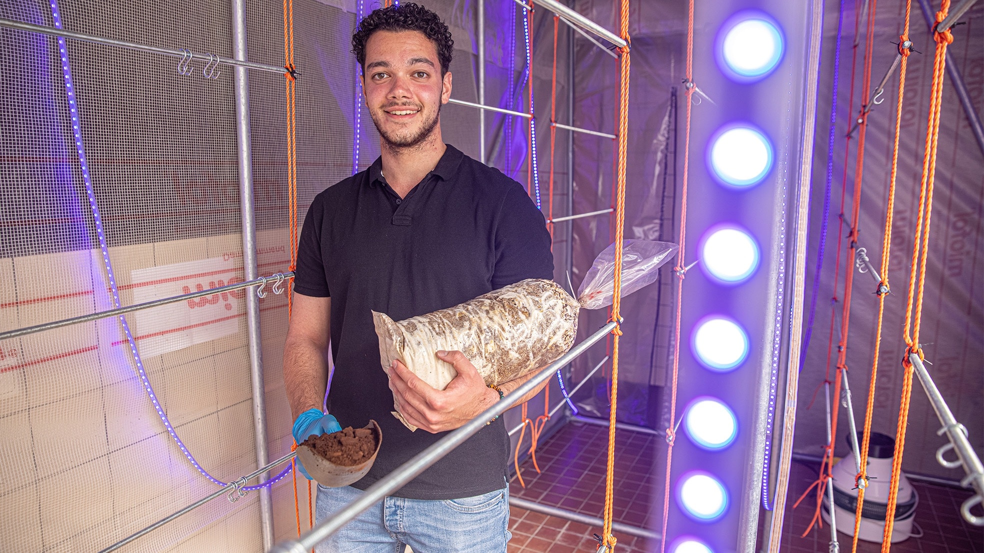 Studentondernemer Yigit Ispir (20) met dé grondstof voor zijn bedrijf. Foto: Frans Paalman
