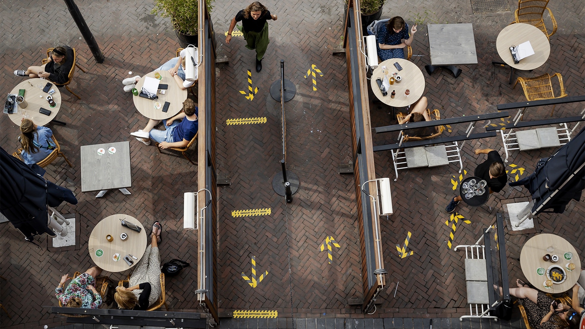 Boven en onder: terrasjes in Utrecht en Amsterdam. Foto's: ANP