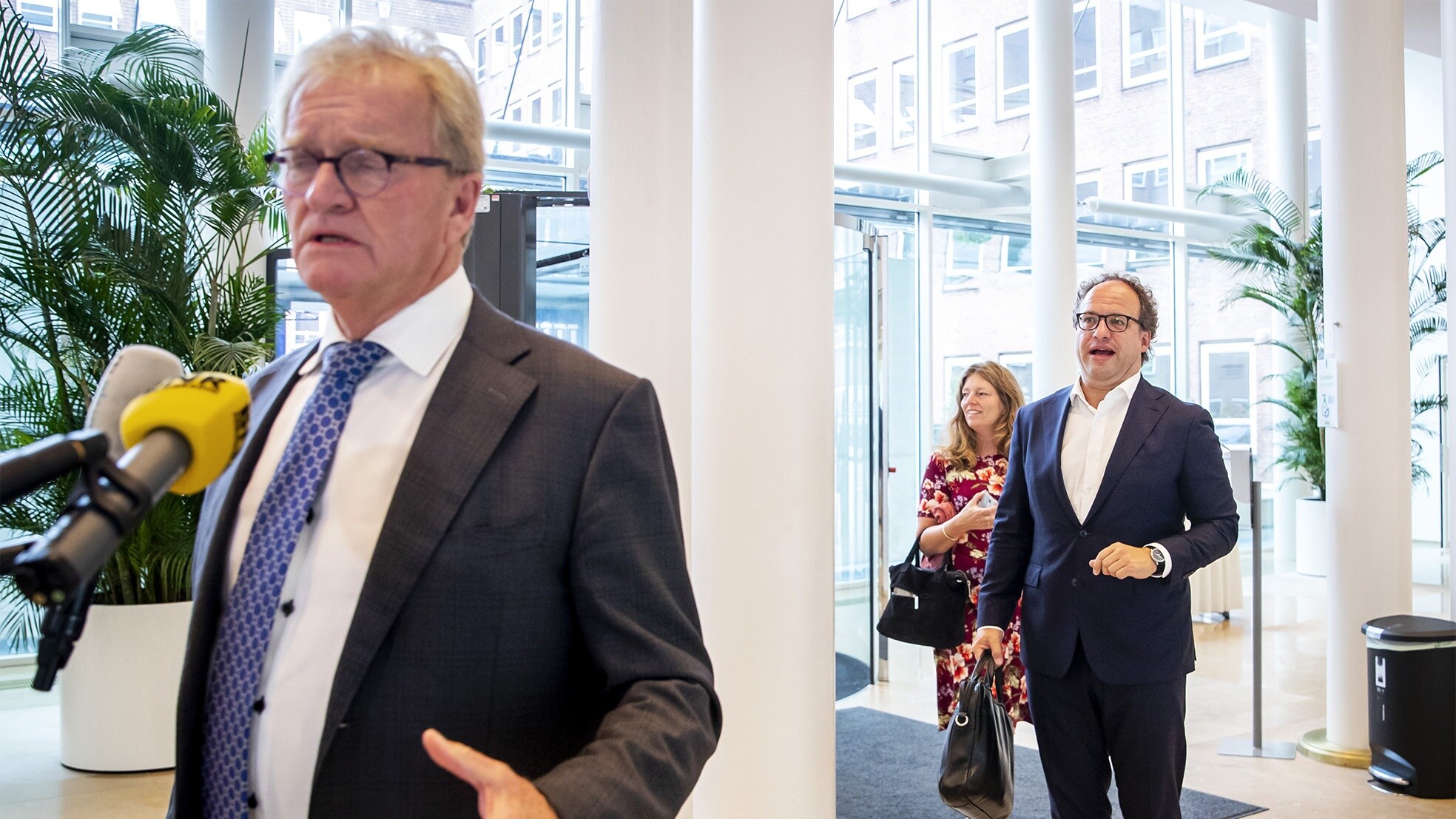 Hans de Boer (VNO-NCW) en Wouter Koolmees, minister van Sociale Zaken en Werkgelegenheid, voorafgaand aan een overleg over een steunpakket en de begroting voor 2021. Foto: ANP