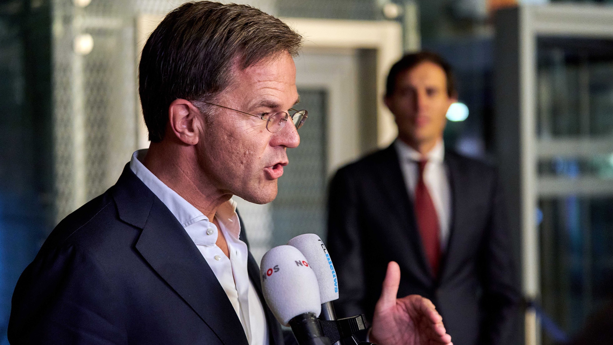 Premier Rutte met minister Hoekstra op de achtergrond. Foto: ANP