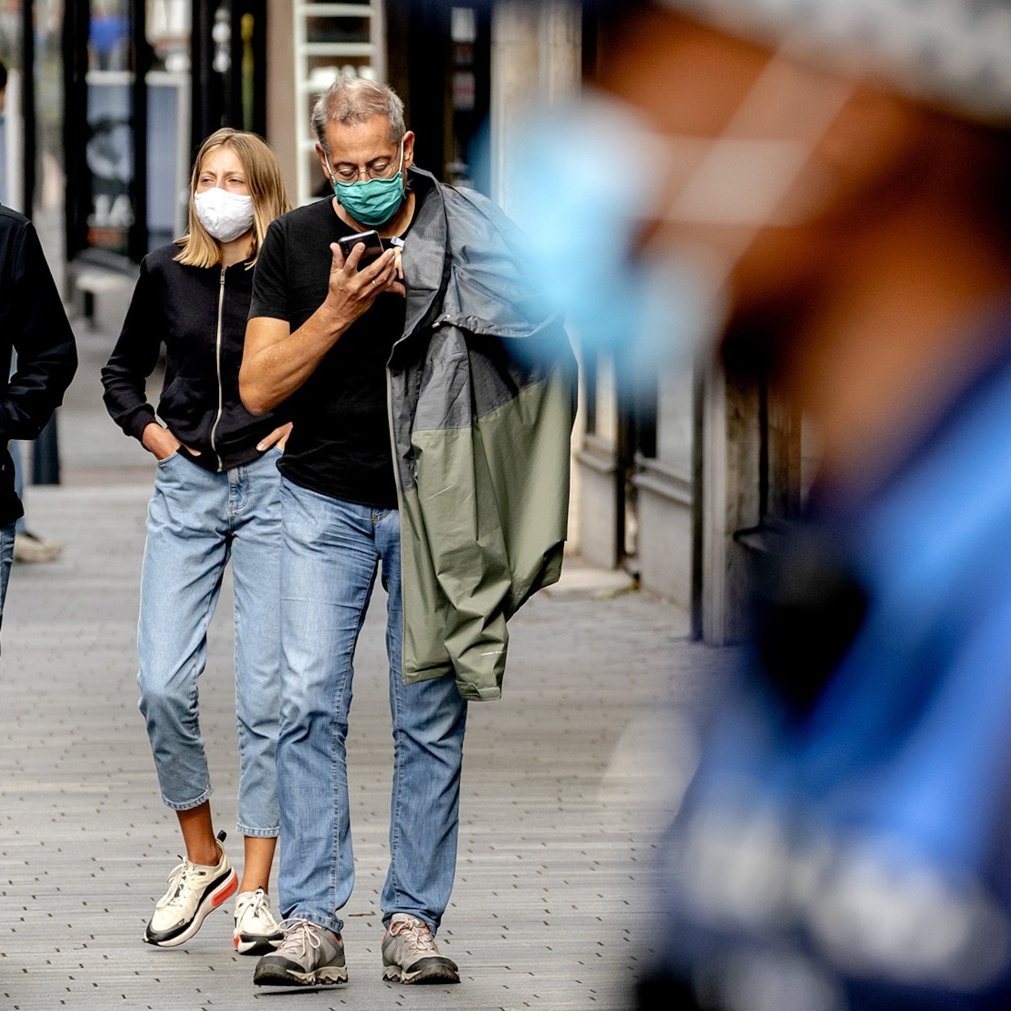 rotterdam en amsterdam stoppen maandag met mondkapjesplicht