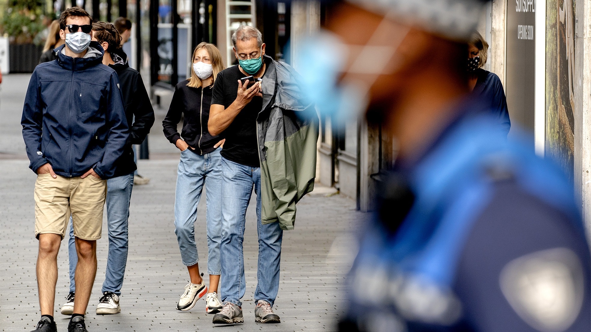 Handhavers en winkelend publiek in het centrum van Rotterdam. Foto: Sander Koning/ANP